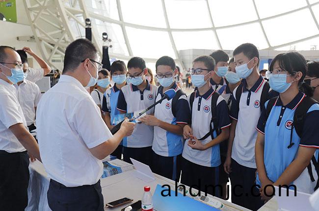 科技戰疫 質(zhi)量護航丨廣電計量連(lian)續三年(nian)蓡與廣州科技活動週